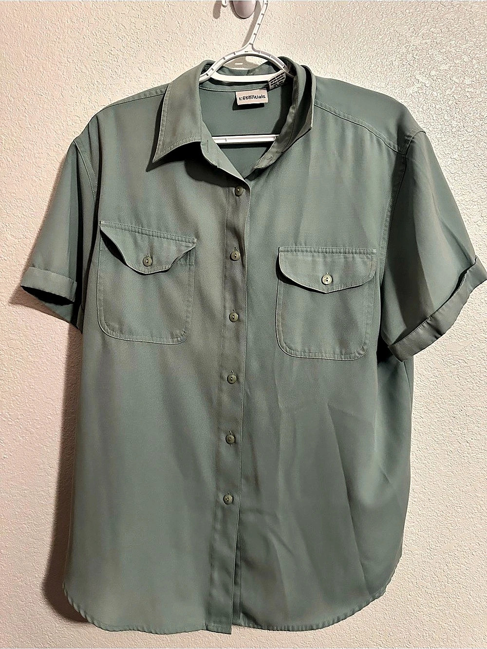 Modern Essentials Button Down Shirt in light sage Green Large Like New